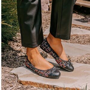 The Oliva Tweed Flat in Black